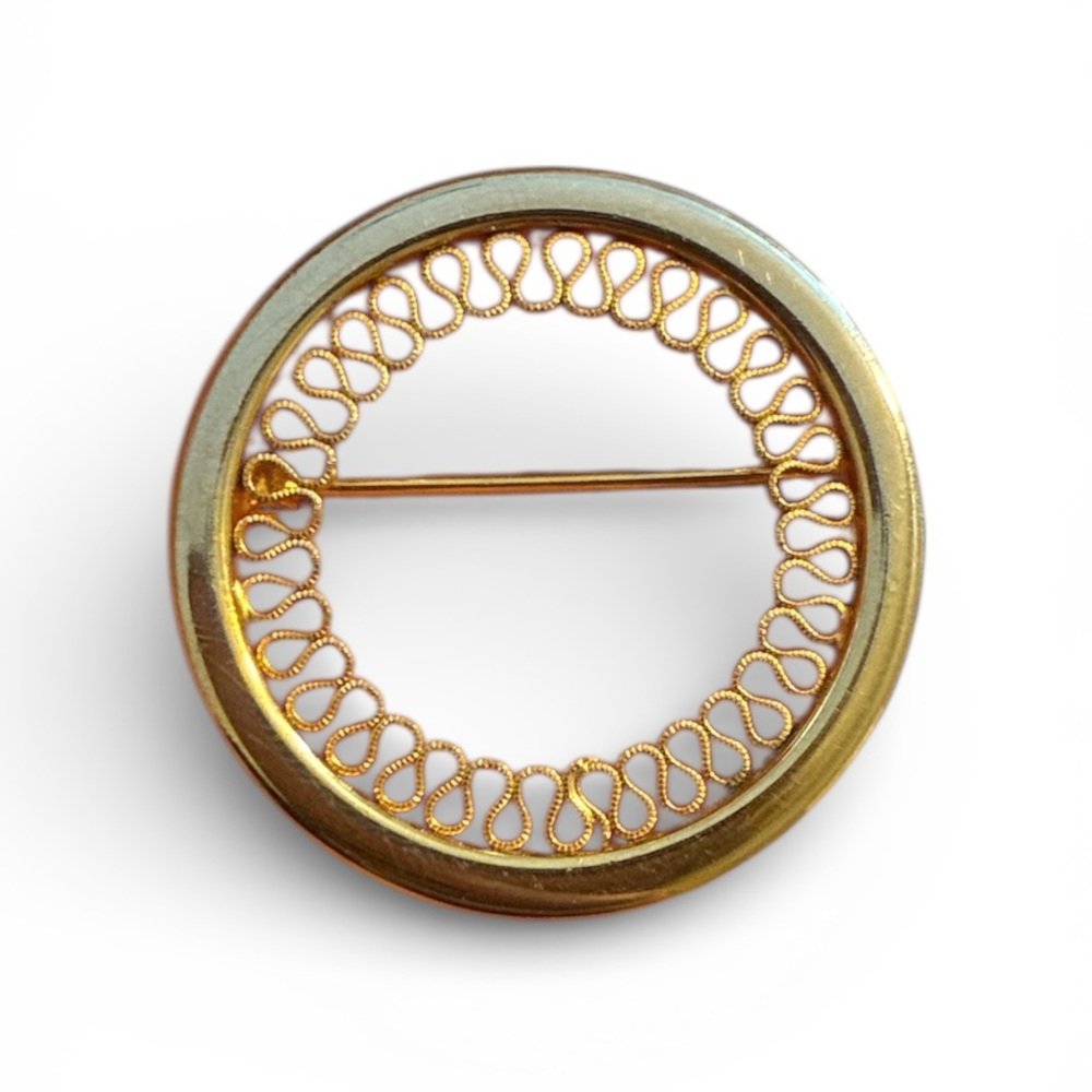 ✨ 3/$15 ✨ Small Gold Circular Filigree Brooch